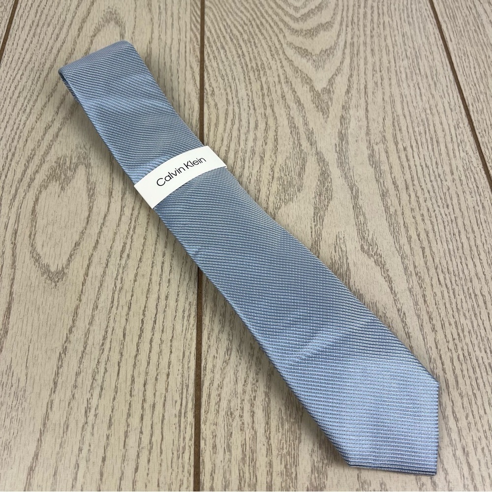 585 - Calvin Klein Tie 450 Blue Dot & Line CK21101 Silk Blend MSRP $69.50